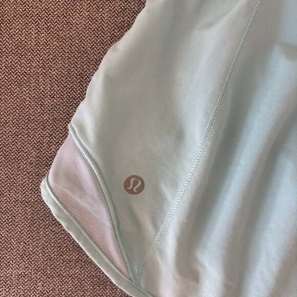 Lululemon Hotty Hot Low-Rise Lined Short 4" - Size 6 - Picture 4 of 9